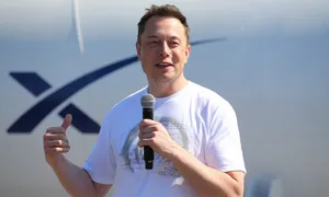 Elon Musk được 20 cận vệ hộ tống mỗi khi ra đường