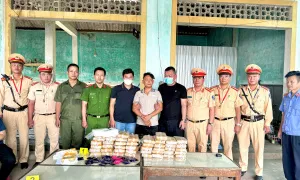 Hai người bị bắt cùng súng và 26 kg ma túy Hai người bị bắt cùng súng và 26 kg ma túy