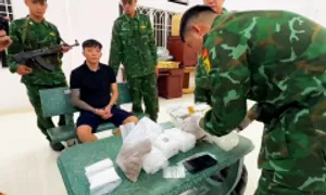Giấu 4 kg ma túy trong cốp xe máy Giấu 4 kg ma túy trong cốp xe máy