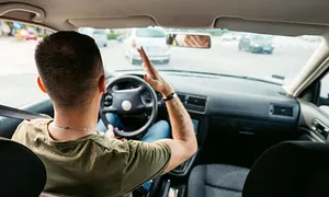 Hai vợ chồng đi xe máy chặn đầu xe hơi của tôi Hai vợ chồng đi xe máy chặn đầu xe hơi của tôi
