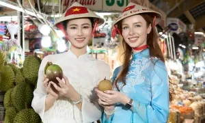 Ý Nhi và Miss World Scotland dạo chợ Bến Thành Ý Nhi và Miss World Scotland dạo chợ Bến Thành