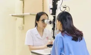 Dùng hóa chất diệt chấy, người phụ nữ bỏng giác mạc