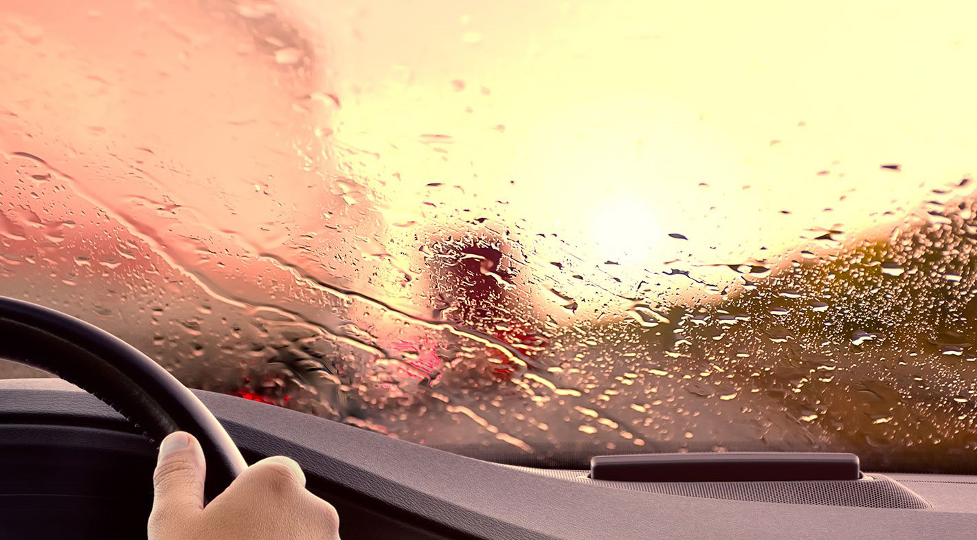 Cách xử lý khi kính xe ô tô bị mờ do trời mưa và sương mù