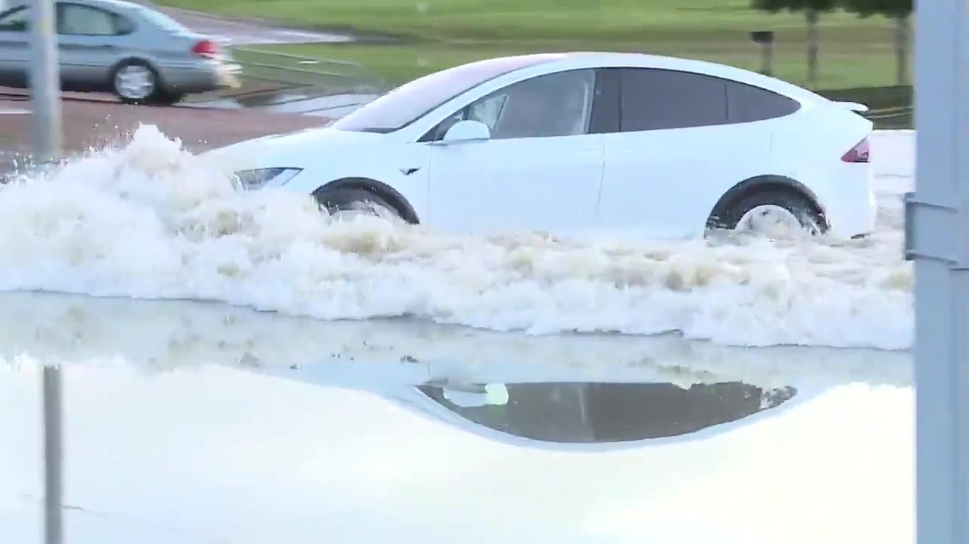 Lái ôtô điện đi đường ngập nước mùa mưa liệu có an toàn?