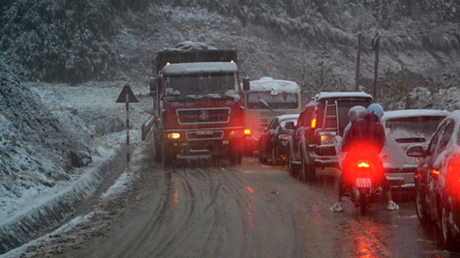Nhiều tuyến đường các tỉnh miền núi phía bắc bị đóng băng, trơn trượt lái xe cần lưu ý gì?
